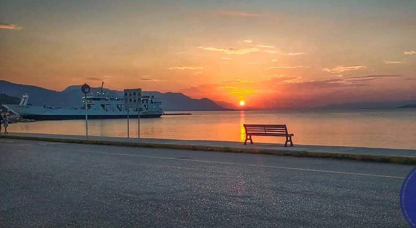 Ferry boat στο λιμάνι Αρκίτσας στο ηλιοβασίλεμα