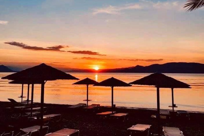 Ηλιοβασίλεμα στην παραλία της Αρκίτσας με ομπρέλες